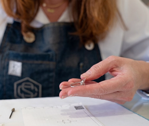 Sara Commers creating a ring