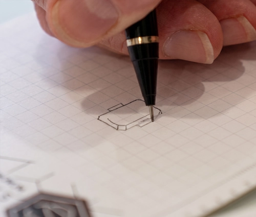 Sara Commers drawing design of jewelry